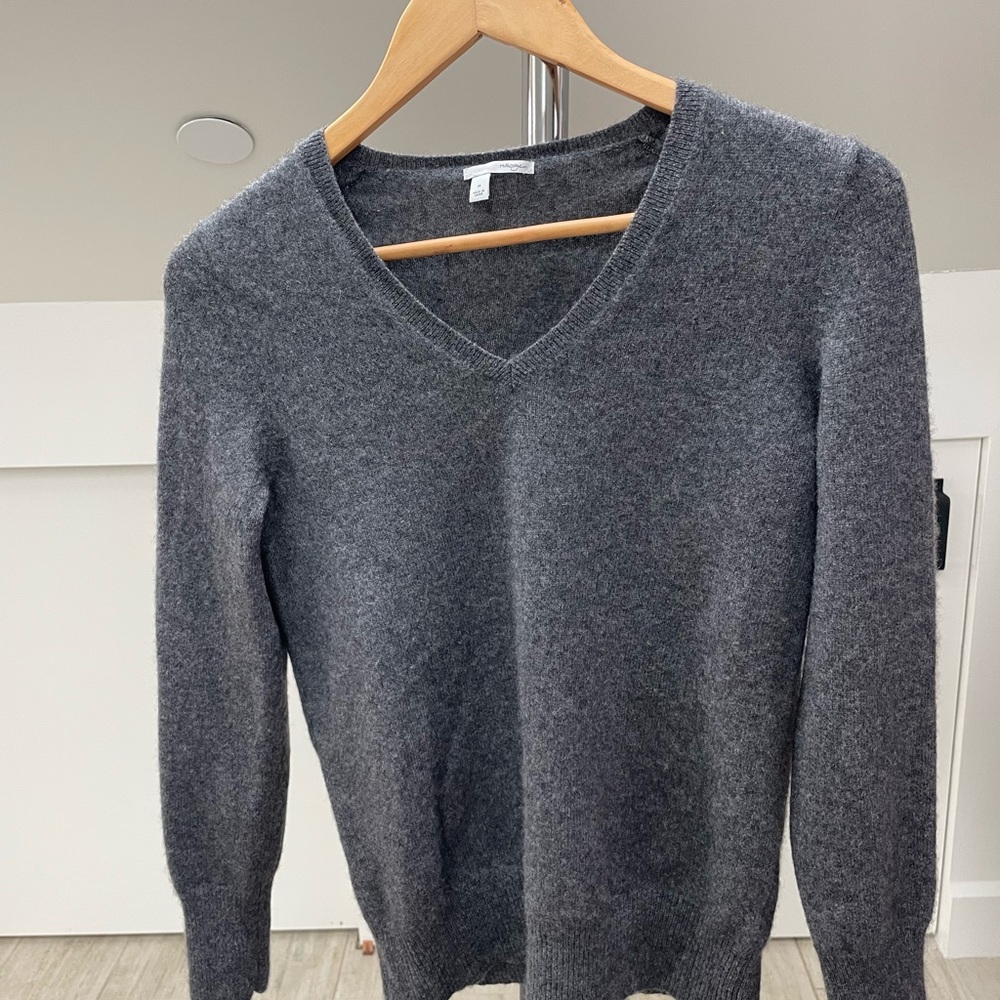 100% Cashmere V-Neck Sweater - Charcoal Gray